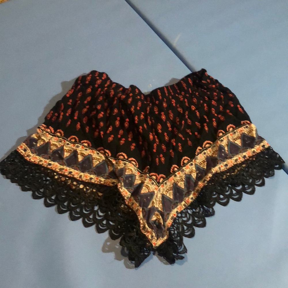 Shorts with black lace at the leg openings